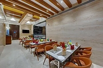 hotel with bar in marol, mumbai - comfort inn metropolis