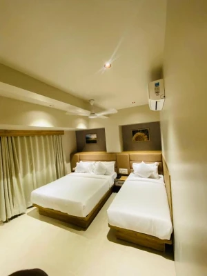 hotel with bar in andheri, mumbai - hotel amber paramount