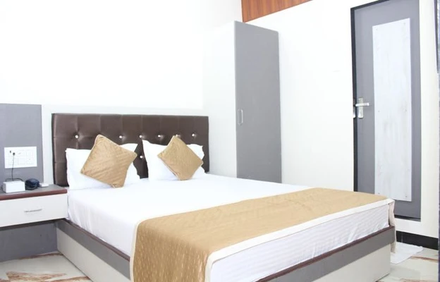 Hotel with party hall in andheri east, mumbai - hotel as suites