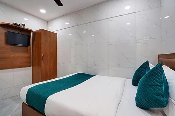 hotel with free parking in fort, mumbai - hotel benz inn