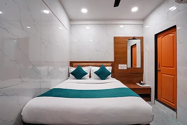 hotel with party hall in fort, mumbai - hotel benz inn