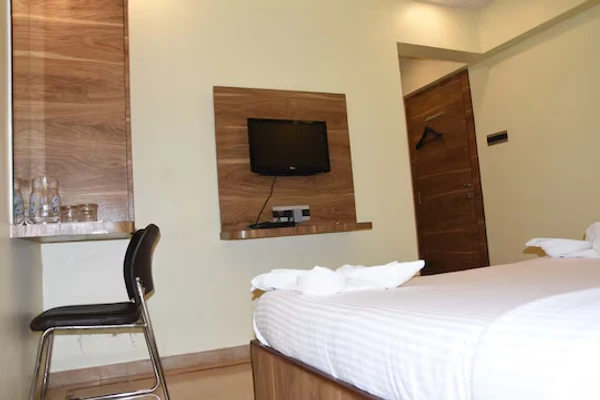 family hotel with pool in andheri east, mumbai - hotel benzy palace