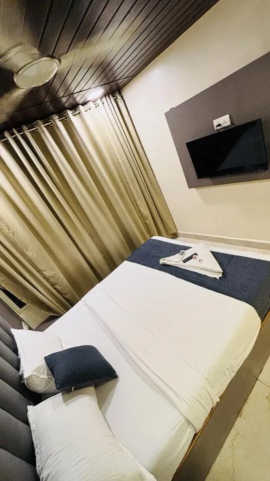 best couple friendly hotels in hotel blue wellingten andheri west mumbai