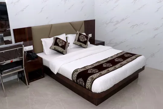 unmarried couple friendly hotels in hotel comfy inn malad mumbai