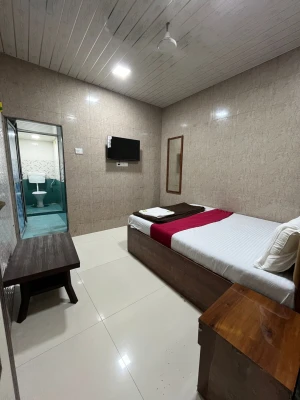 hotel with banquet hall in andheri east, mumbai - hotel golden inn andheri