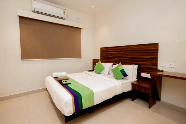 hotel with party hall in andheri east, mumbai - hotel golden tulipz