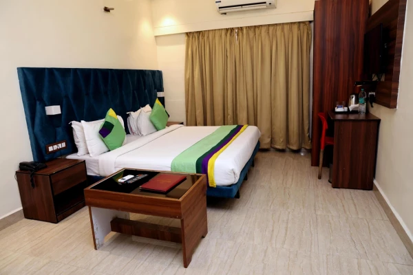 hotel near mumbai railway station - hotel golden tulipz
