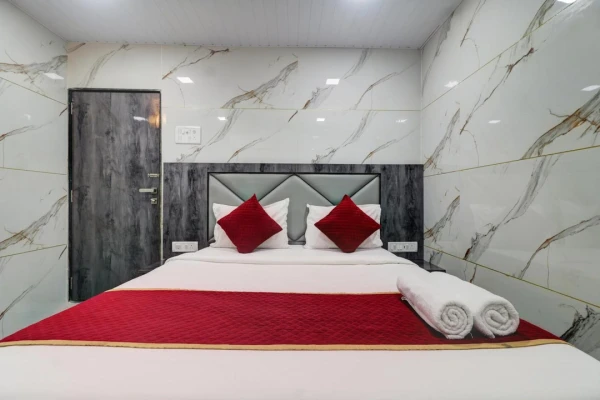 best unmarried couple friendly hotels in hotel lake site mumbai