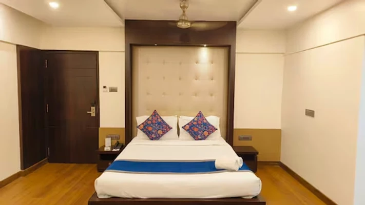 hotel with swimming pool in andheri, mumbai - hotel le grande