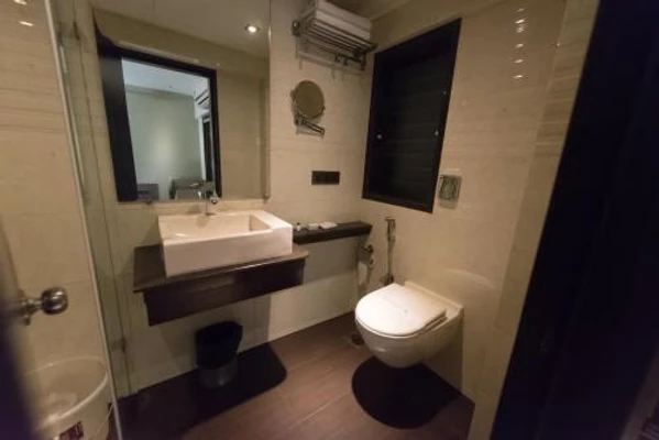 family hotel with pool in andheri, mumbai - hotel le grande