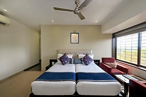hotel with swimming pool in andheri, mumbai - hotel le grande