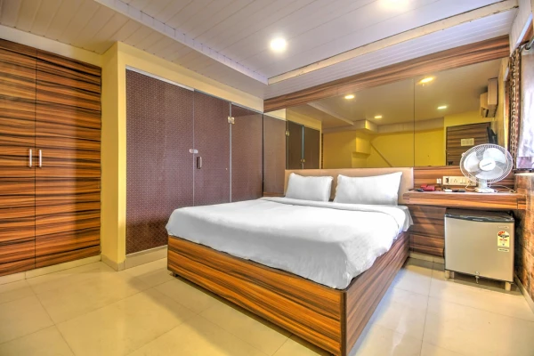hotel with swimming pool in andheri east, mumbai - hotel lucky galaxy