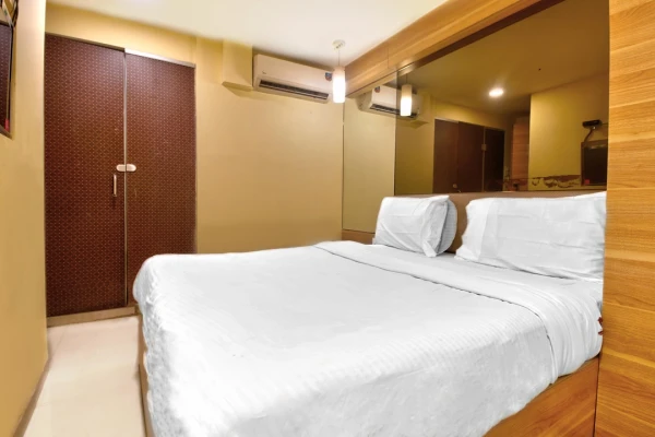 hotel with meeting room in andheri east, mumbai - hotel lucky galaxy
