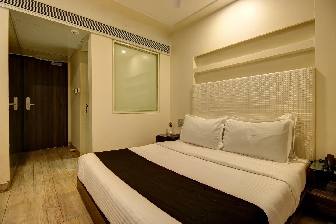 online room booking in santacruz west, mumbai - hotel mumbai house juhu