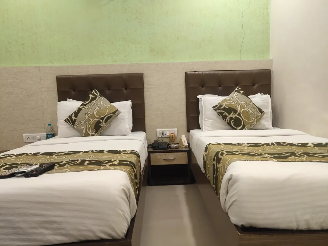 best hotels for unmarried couples in hotel popular residency mumbai