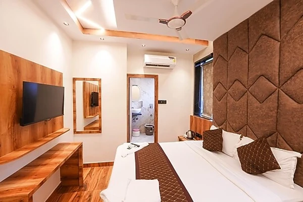 hotel with swimming pool in santacruz west, mumbai - hotel prince palace