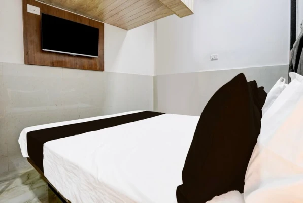 hotels for unmarried couples in hotel radha palace guest house mumbai