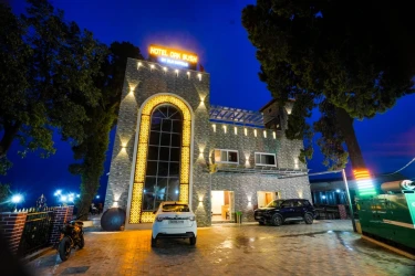 hotel with banquet hall in mall road, mussoorie - dls oak bush