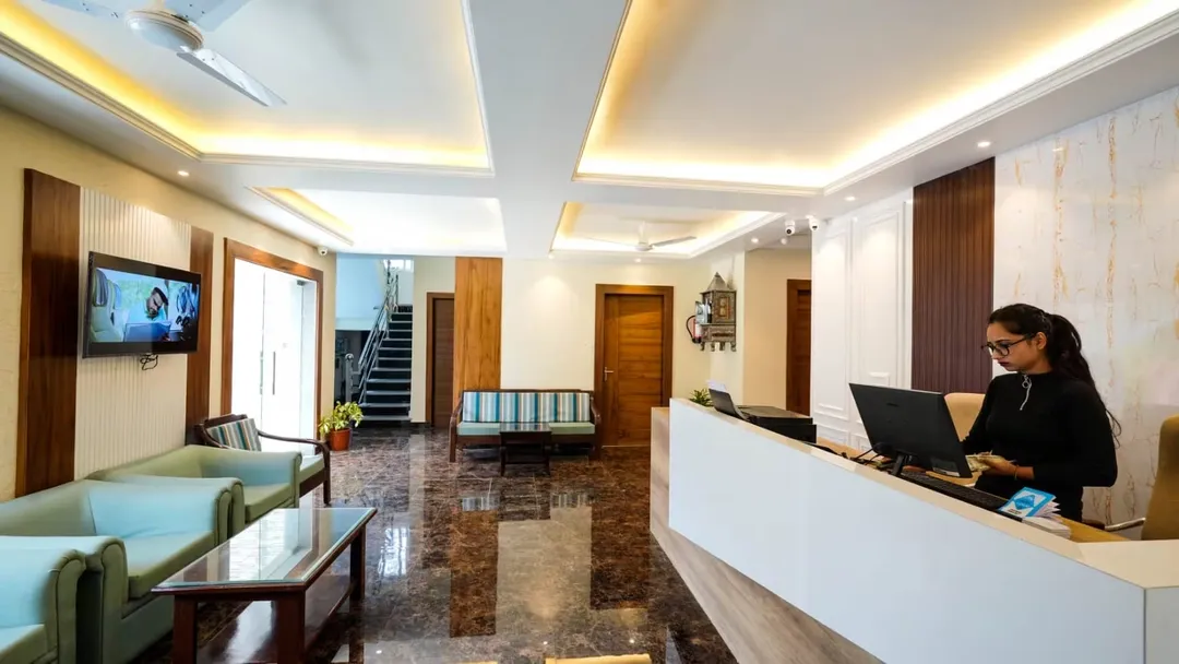 hotel with free parking in mall road, mussoorie - dls oak bush