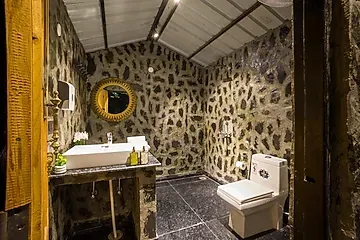 hotel with gym in bhediyana, mussoorie - elivaas zephyr stoneva cottage near kempty falls