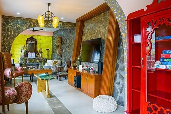 hotel with bar in bhediyana, mussoorie - elivaas zephyr