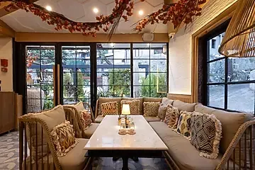 hotel in mall road, mussoorie for couples - romeo lane mussoorie by alivaa