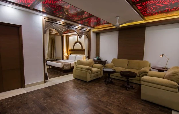 resort in the mall road, mussoorie with jacuzzi - the solitaire resort