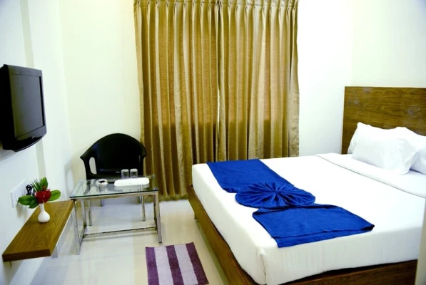 hotel with free parking in nazarbad, mysore - vismaya comforts