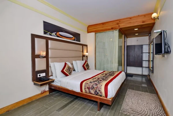 hotel with bar in mallital, nainital - hotel aroma nainital
