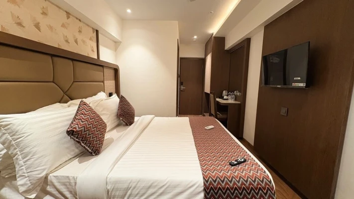 hotel with meeting room in cbd belapur, navi mumbai - hotel dakshin grande