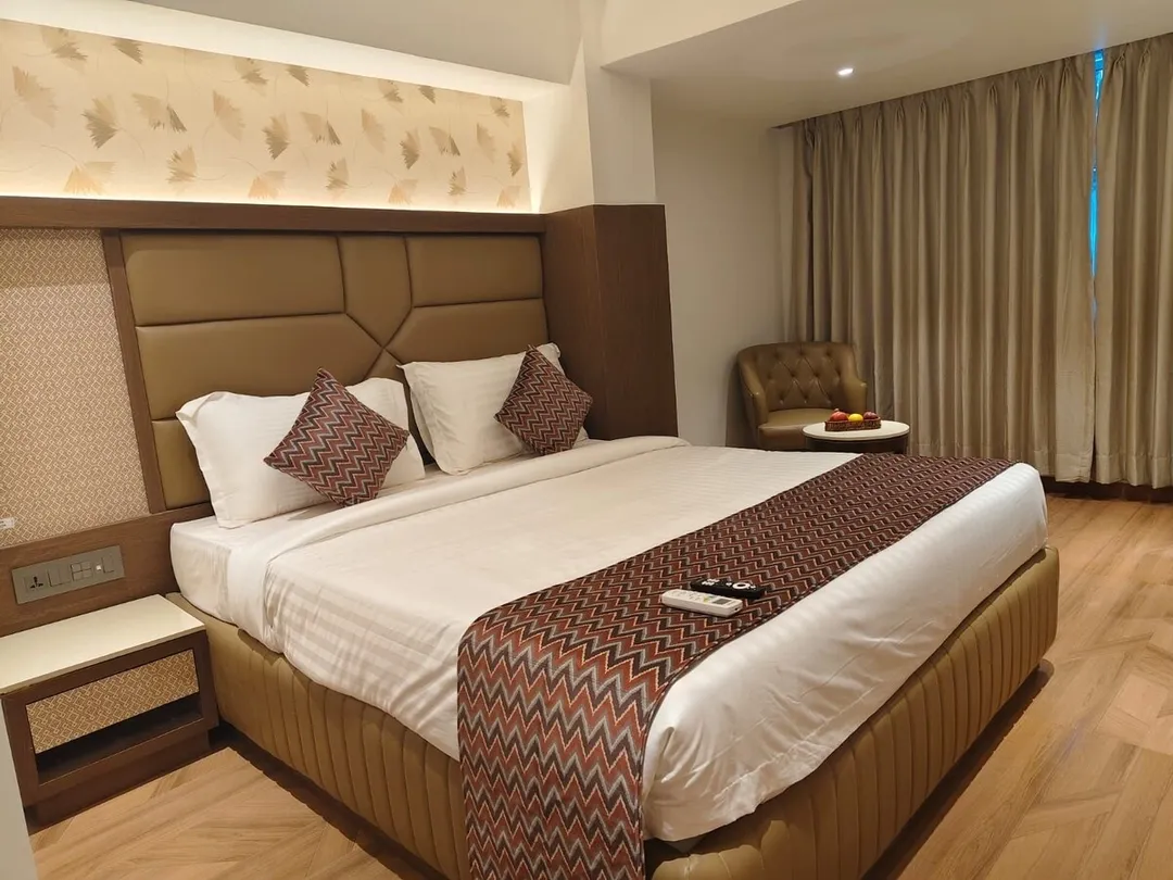 hotel with swimming pool in cbd belapur, navi mumbai - hotel dakshin grande
