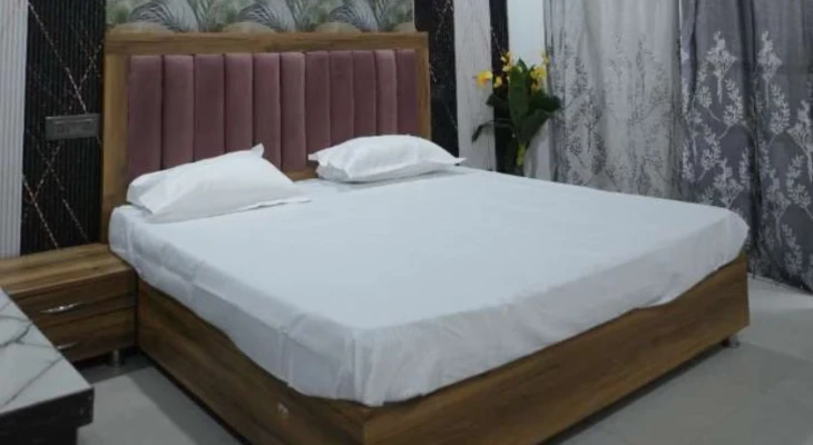 hotels for few hours in arista stay noida