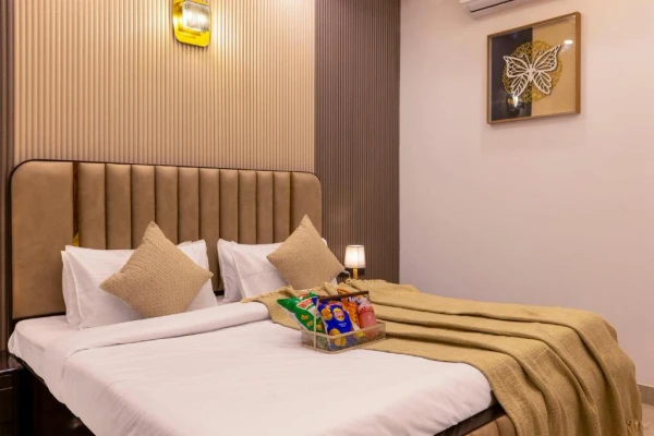 hotel with meeting room in sector 135, noida - elivaas vedaaz 4 bhk farmhouse with pvt pool