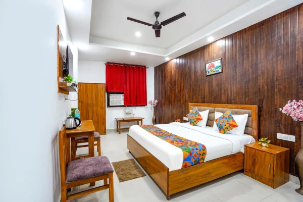 3 star hotel in sector 52, noida - frolic luxury stay