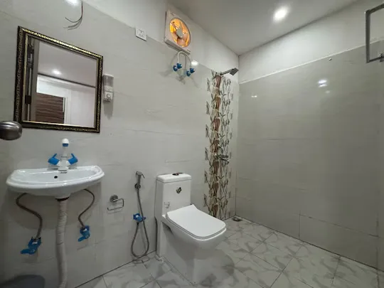 online room booking in sector 150, noida - gobravo 16 3bhk farm with pool and garden