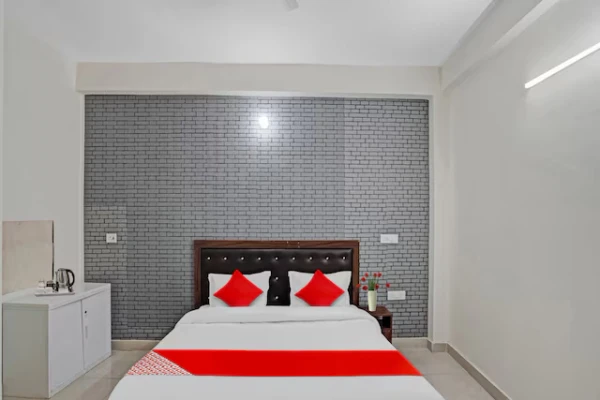 star hotels in hotel  avs noida