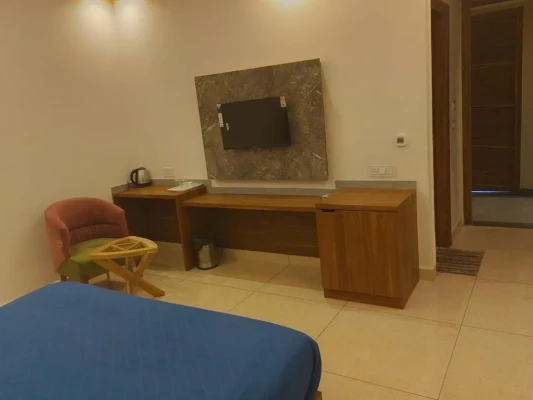 top hotels in hotel hardik palace by f9 noida