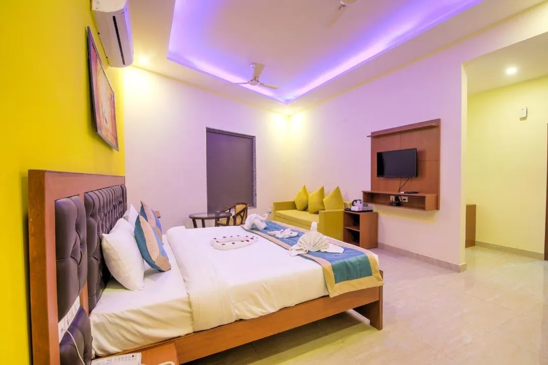 hotel with banquet hall in ansal golf link, noida - hotel twin tower