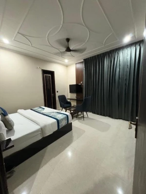 hotel with bar in sector 70, noida - radiant blu hotels