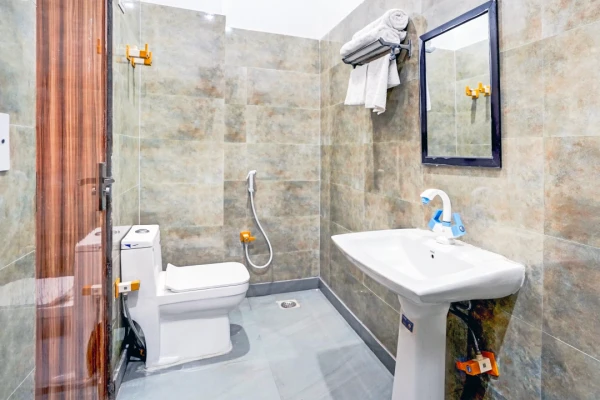 couple hotels in radiant hotel and banquet noida