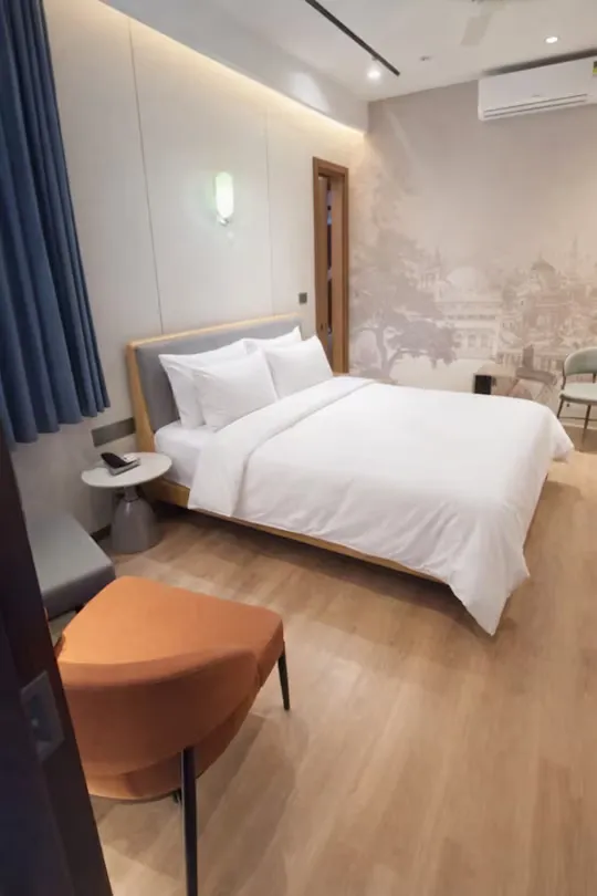 hourly stay in saltstayz premier- main road near sector 18 & atta market noida