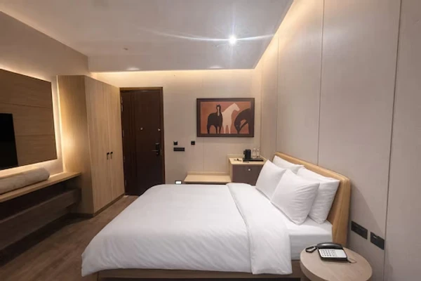 flexible hotel booking in saltstayz premier- main road near sector 18 & atta market noida