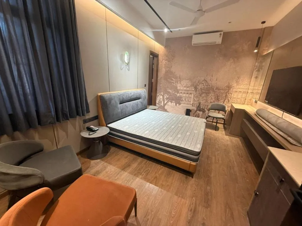 hourly stay hotels in saltstayz premier- main road near sector 18 & atta market noida