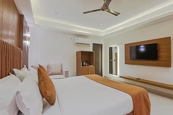 hotel with bar in greater noida, noida - the hoften lotus court