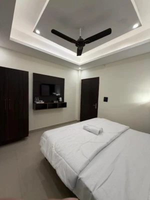 hotel with free parking in sector 63, noida - the ivory loft