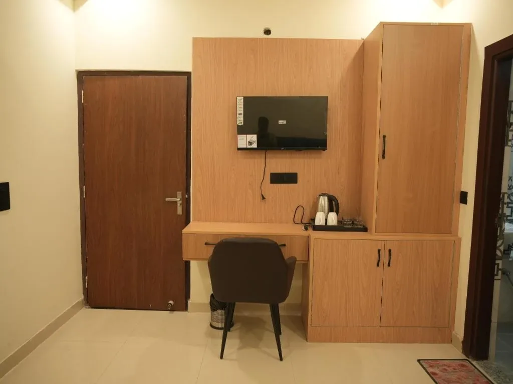 best night stay hotels in the raas guestline noida