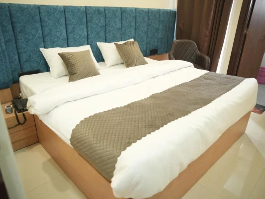 cheap hotels in the raas guestline noida