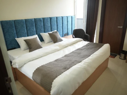 5 star hotels in the raas guestline noida