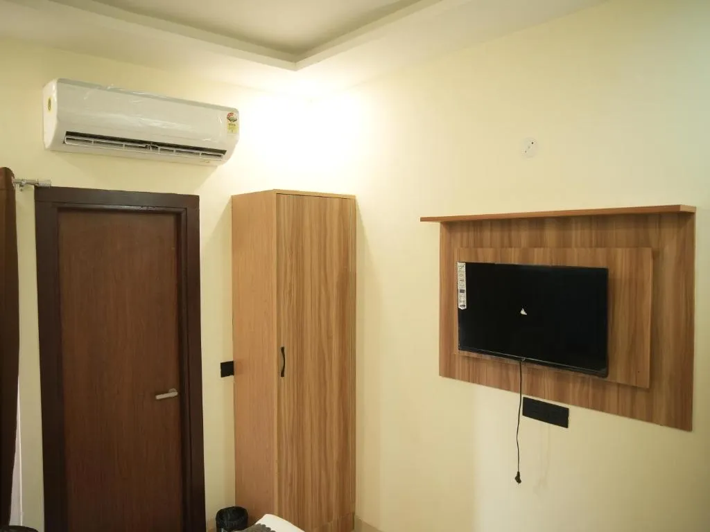 best business hotels in the raas guestline noida