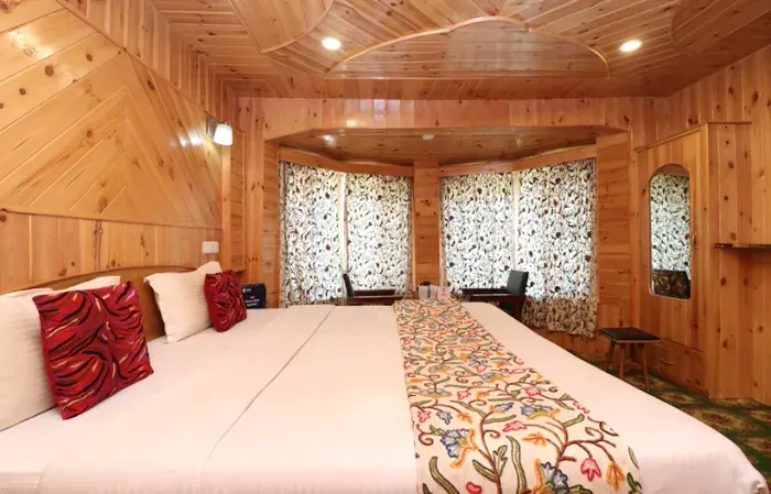 Hotel with free parking in laripora, pahalgam - bombay palace